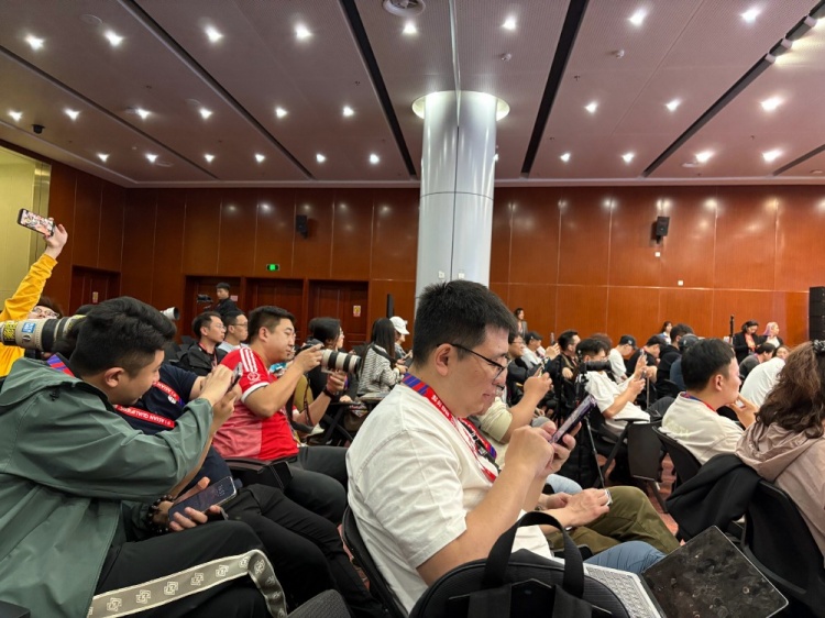 萬眾矚目！記者擠滿國足賽前新聞發布廳，賽場記者預計超300人