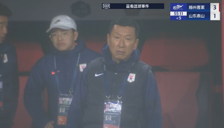 半場1-3落后遞補隊！場邊的崔康熙表情焦急